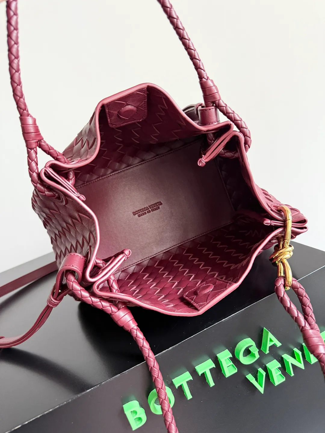 Batch 2060 BOTTEGA VENETA 2025 Autumn New Product Medium Parachuta The long-awaited new medium parachuta is here, with a unique appearance and iconic metal knots, and a whole piece of leather folds the four corners into a parachute shape! The exquisite Knot metal buckle is like putting jewelry on a bag. It is high-end and elegant. Its super capacity can hold all your things! The overall effect of this bag is very different from before. It is neither too delicate to provide a large capacity nor too bulky because of its practicality. It simply provides a perfectly suitable bag for casual and simple people👜 Style number: 835921 Size: 29.5*18.5*17.5cm